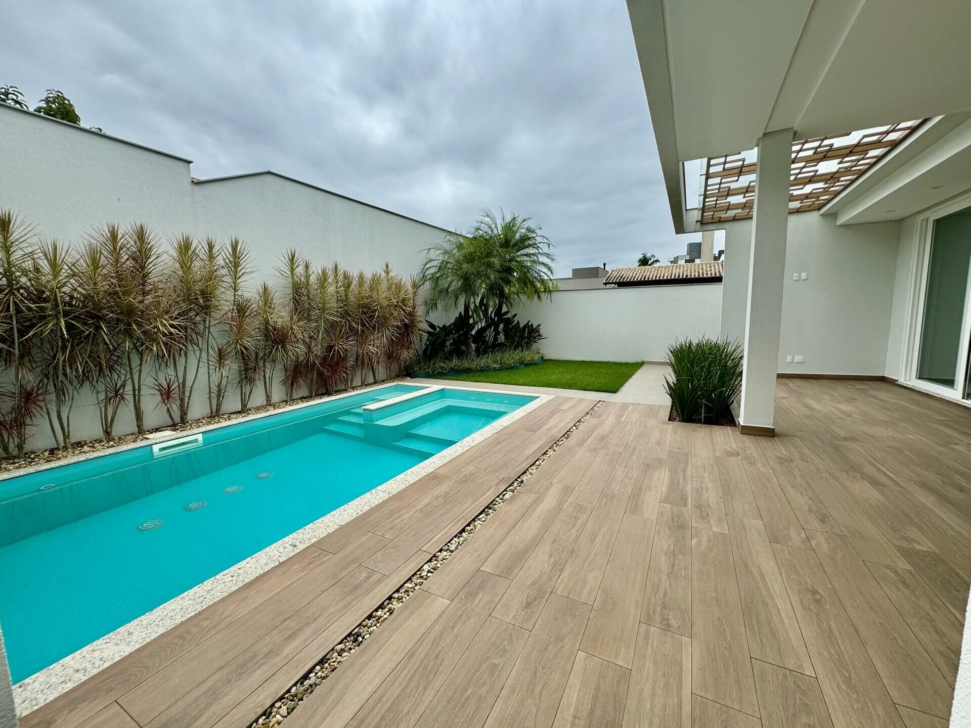 Imagem do Casa nova com 03 suítes e piscina no Champagnat no bairro Amizade